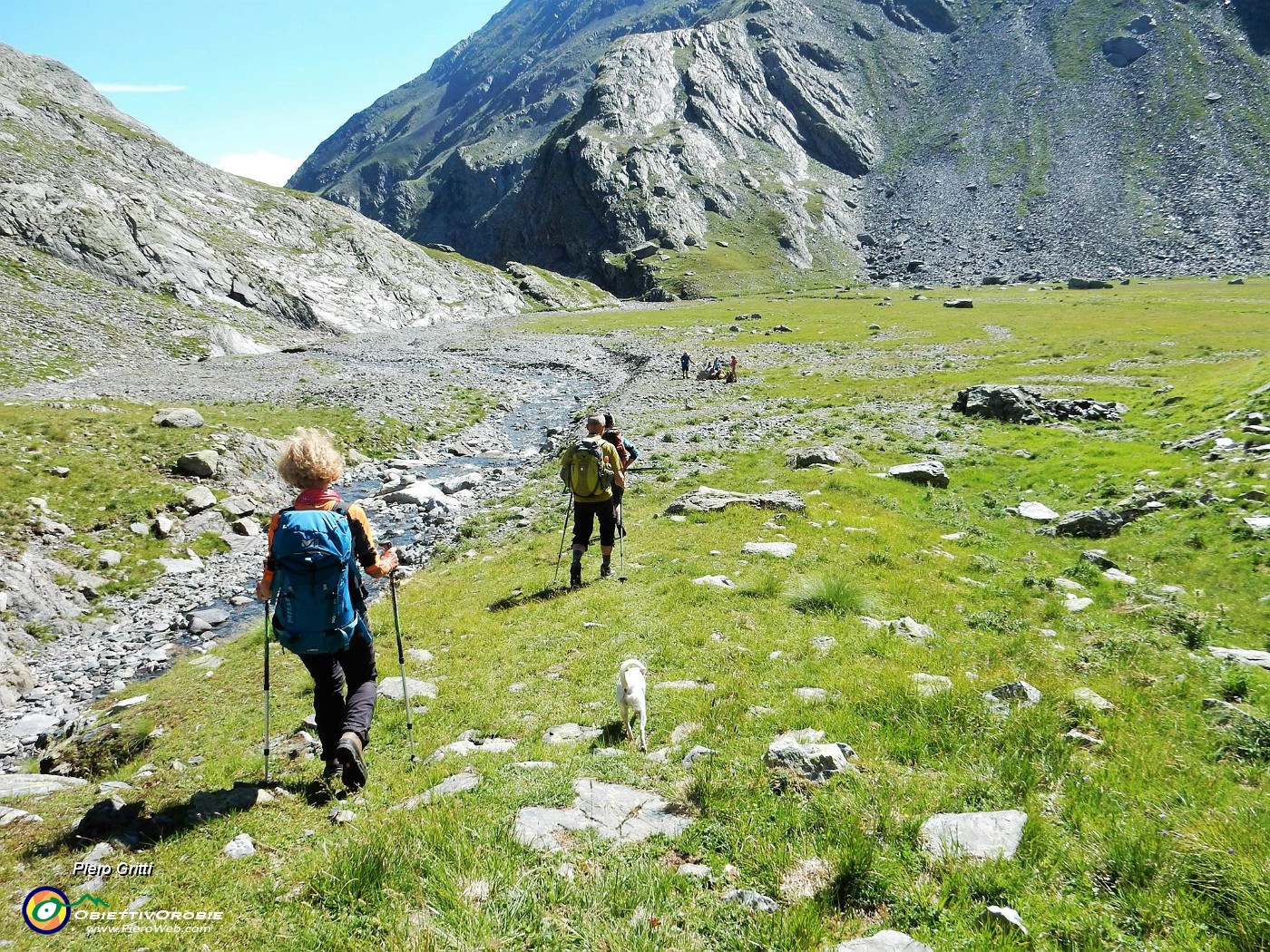 93 In fondo al pianoro giriamo in salita a sx per il Curo.jpg